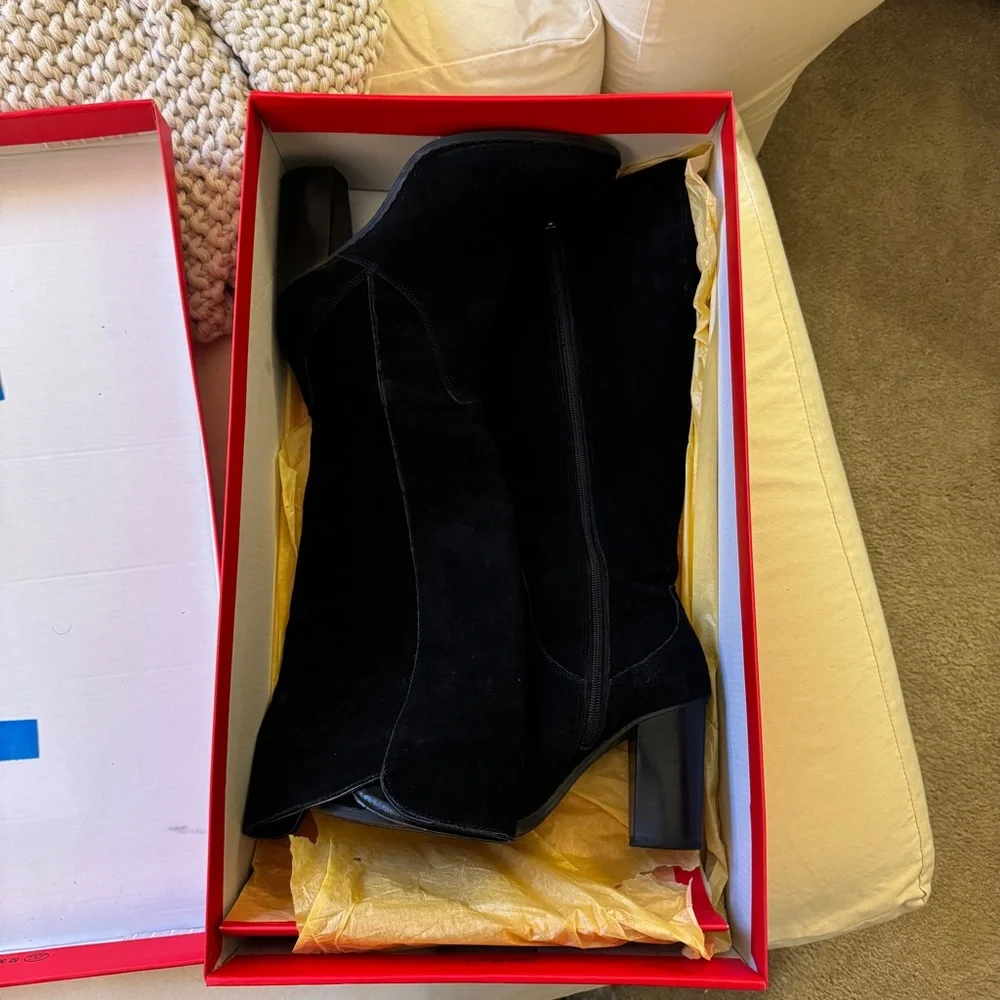 Black suede women’s  Adrienne Vittadini Minuet tall boot.  Size 8 - Picture 3 of 12